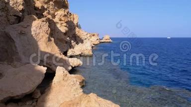 落基海滩在<strong>红海</strong>和悬崖附近的珊瑚礁。 埃及。 <strong>红海</strong>海岸度假村..